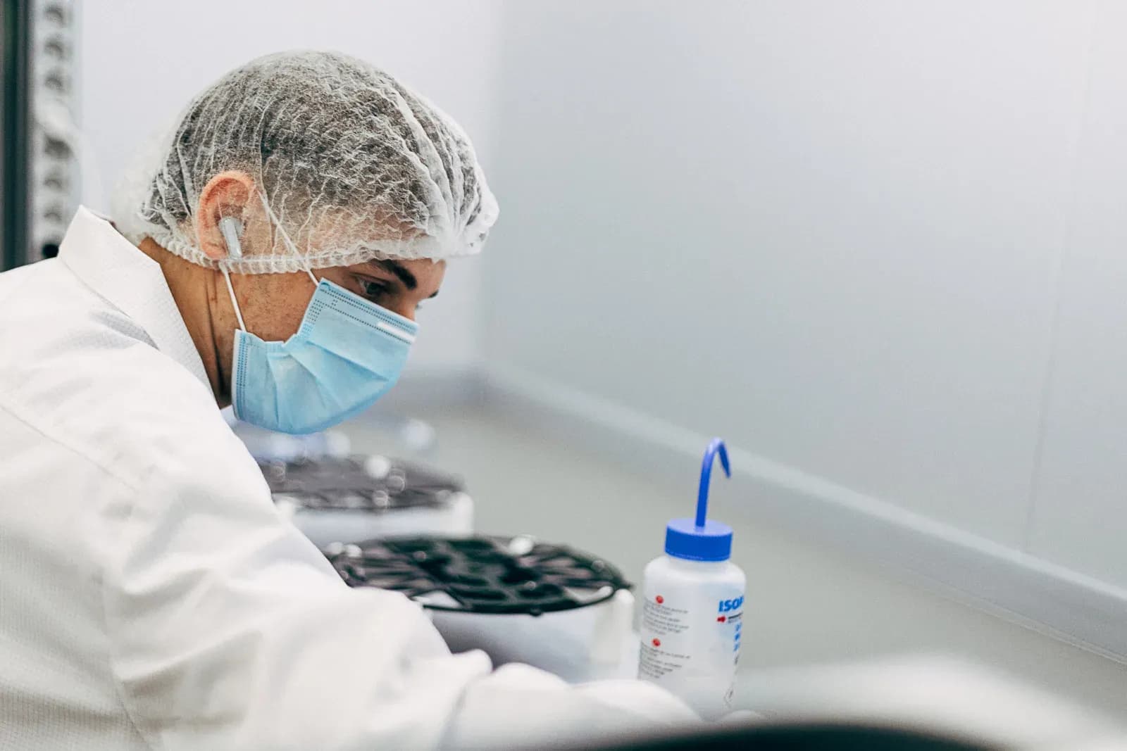 Assembly under cleanroom conditions