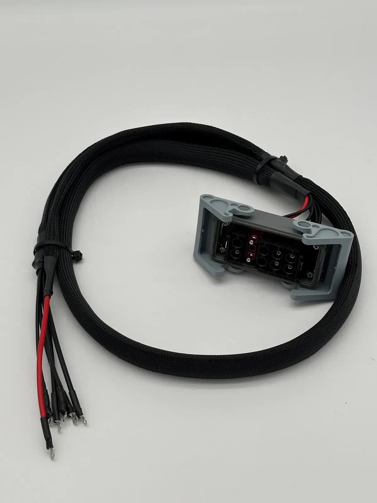 Assembled cable harness with a rectangular connector