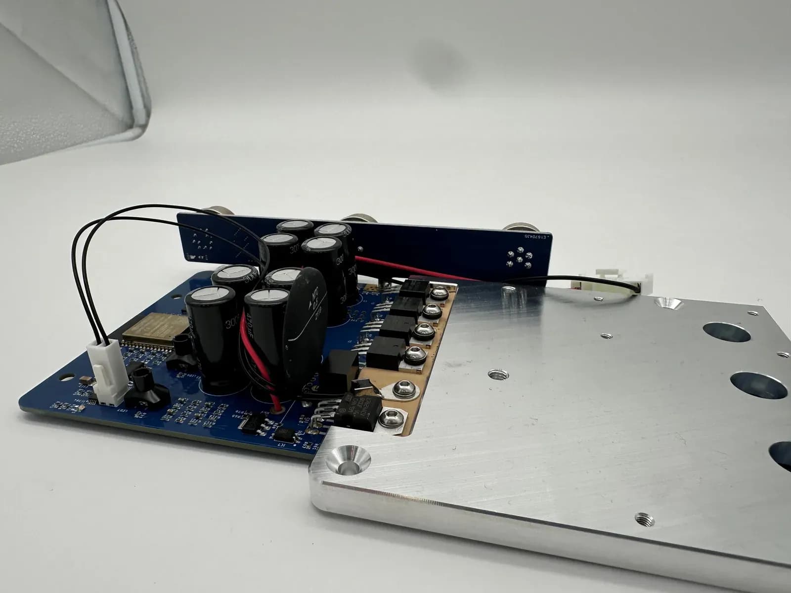 Complete assembly of circuit board and mounting plate